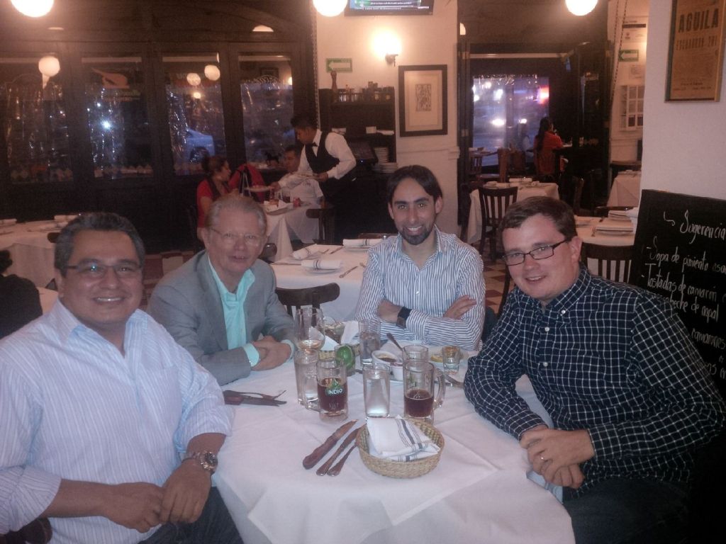 MEXICO CITY AGAIN. Here I have dinner with the GreenMomentum guys. I tried to sell GIN's Landing Pad program to a bunch of Mexico City entrepreneurs. No Sale(: